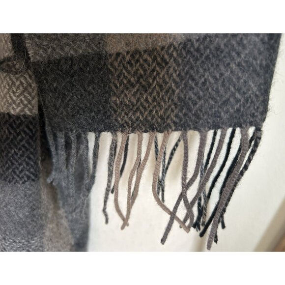 VIA CONDOTTI ROMA Italy Men's Scarf 100% Wool Gray Black New w Tag Fringed 64x11 - Picture 7 of 7